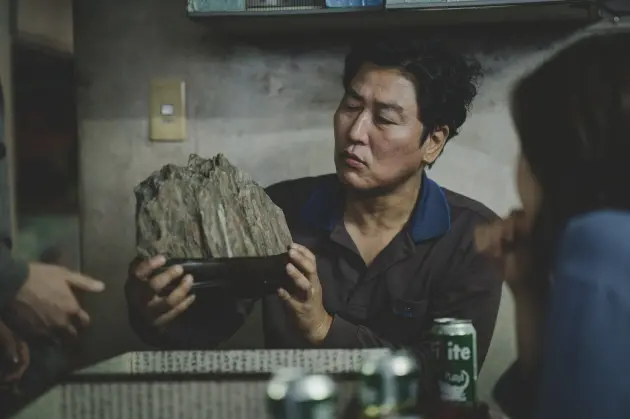 텅 빈 산수경석으로부터의 응시와 계급화된 얼굴 대표 이미지