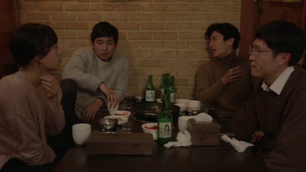 홍상수 영화를 찍기로 했다, 술자리에 얘기하는 세 남자와 한 여자
