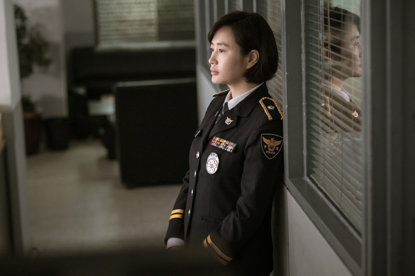 내가 죽던 날, 제복을 입고 있는 김혜수